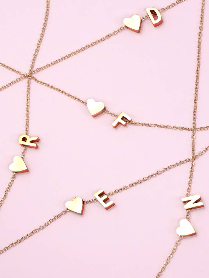 COLLIER AVEC INITIALE EN ACIER INOXYDABLE 18K SANS TERNISSURE | 40NK9440 pour la vente par JOSSLYN by wall to wall