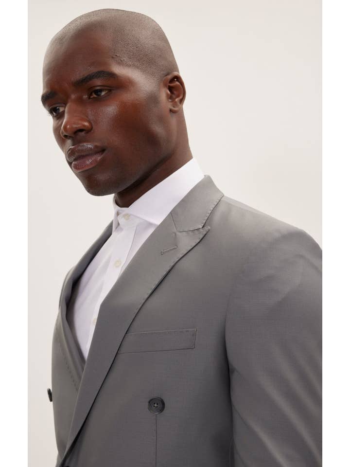 GRIS OSCURO Traje con doble botonadura de lana merino Super 120S para hombre, color gris oscuro de venta al por mayor en Faire5