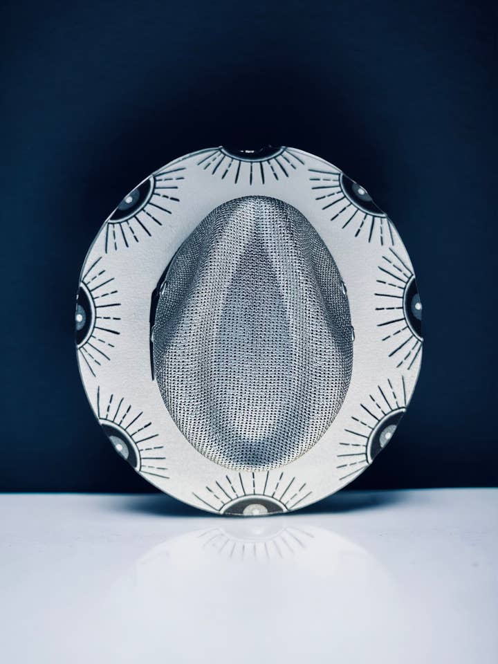 Chapeau en toile de jute peint Platinum Eye pour la vente par Bella Soul