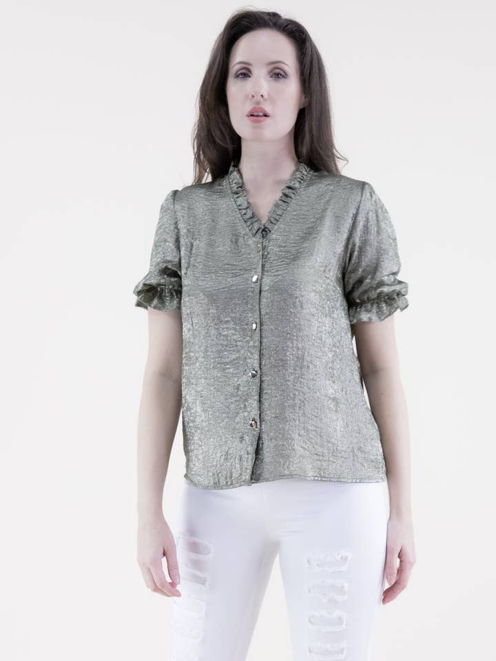 Chemise métallisée à manches courtes avec col à volants et boutons pour la vente par Original USA