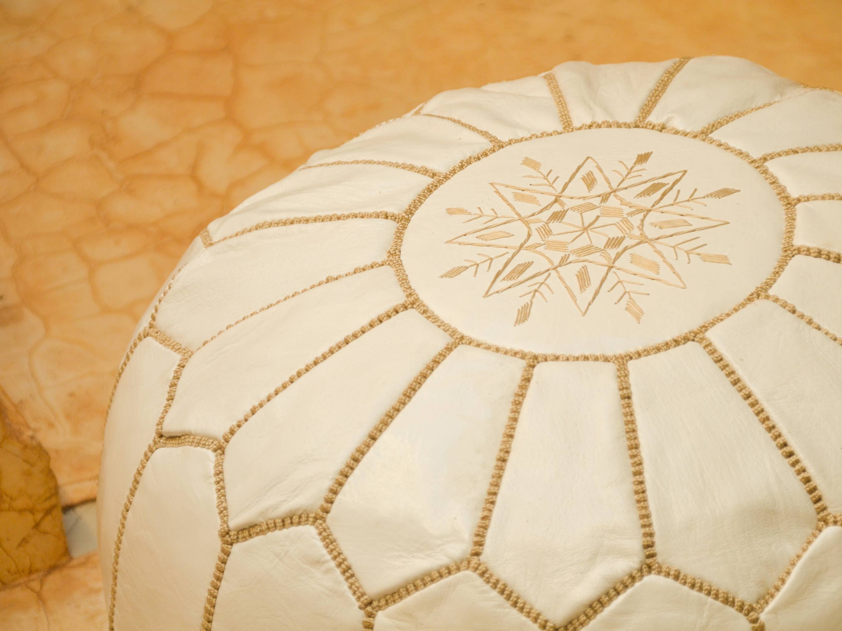 woolsouk ( We handle U.S. import procedures for you ) – Pufe por atacado – Pufe de couro marroquino - Pufe da sala de estar - branco não recheado6