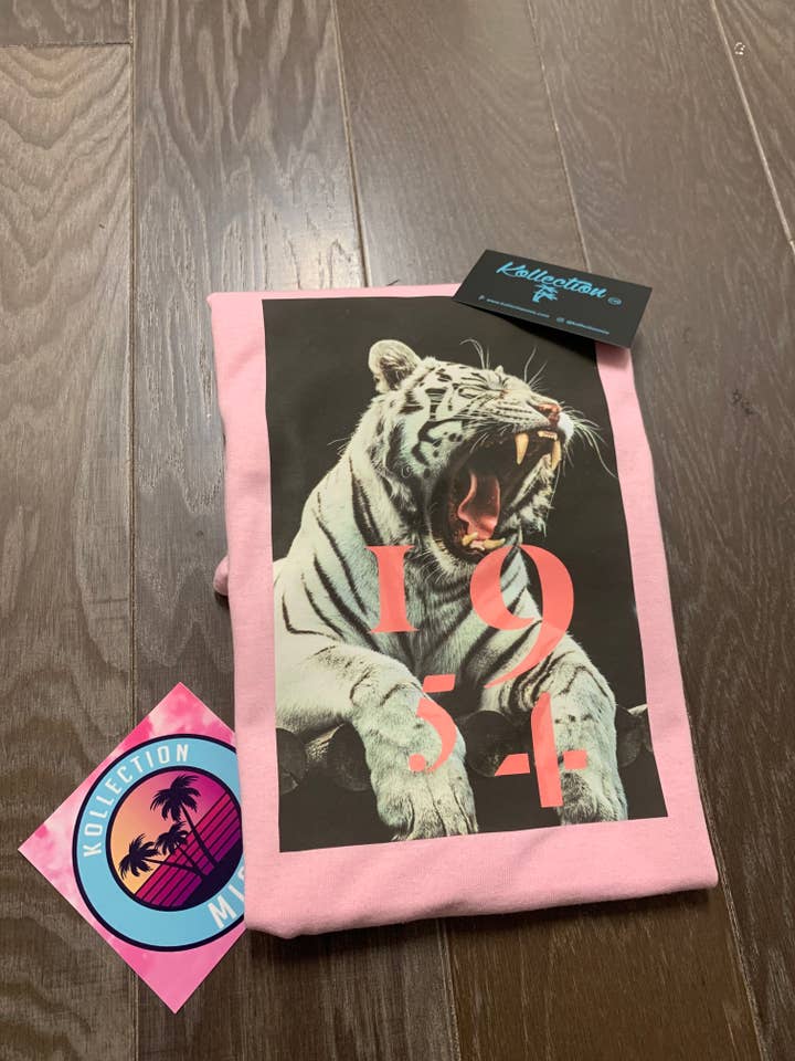 T-shirt Tigre blanc cassé 1954 pour la vente par MiaKollection LLC