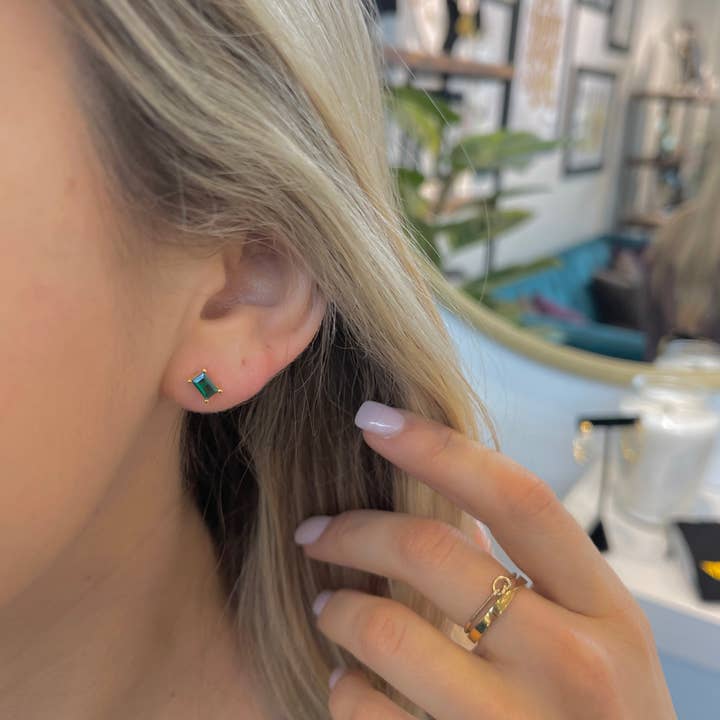 Nikki Smith Designs – wholesale Solitärörhängen – Emerald Stud Örhängen1