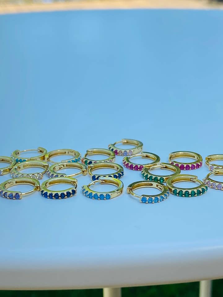 Gouden Rainbow Huggie-hoepels in smaragdgroen voor wholesale door Stone and Chain