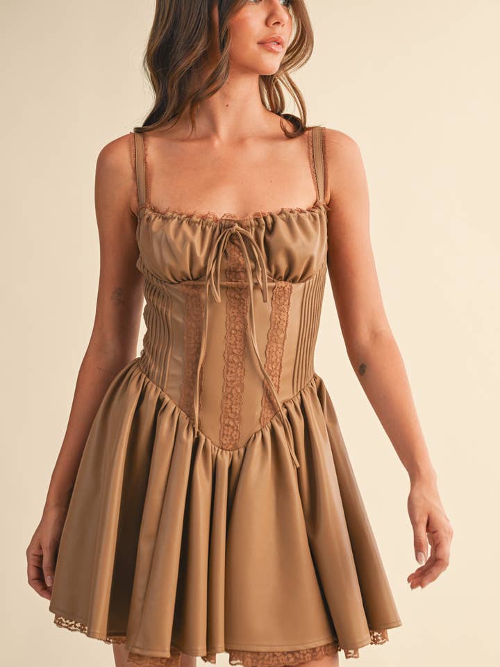 ID9595 ROBE MINI ÉVASÉE EN SIMILICUIR PLISSÉE AVEC CORSET EN DENTELLE pour la vente par Klesis