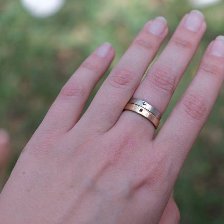 Bague fine empilable gravée sur mesure pour la vente par Camilla Limón