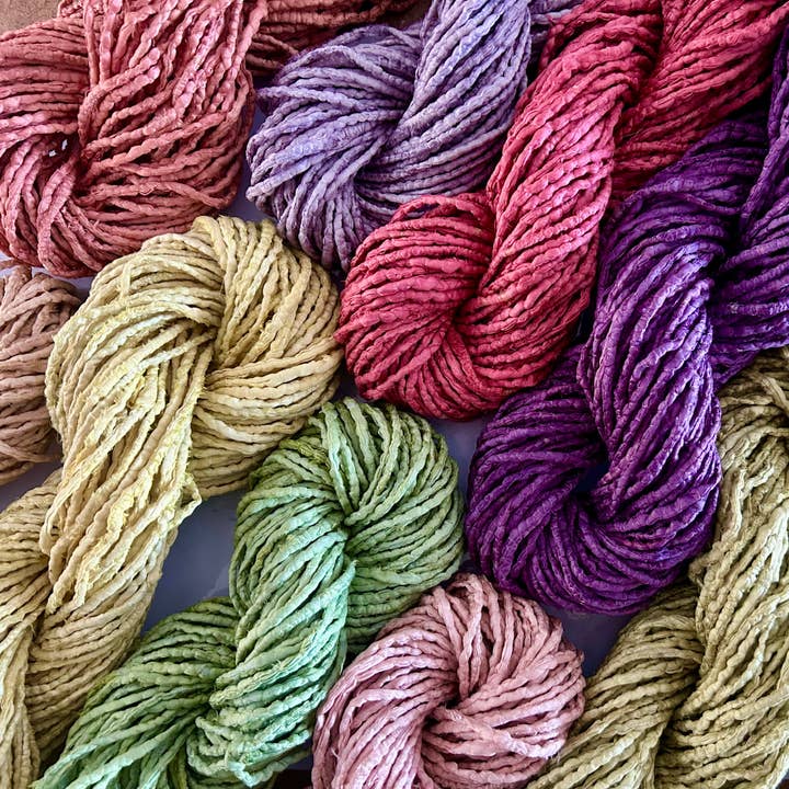 Växtfärgad | Återvunnen silkesnöre | 40 meter härva för wholesale av Nettle & Silk