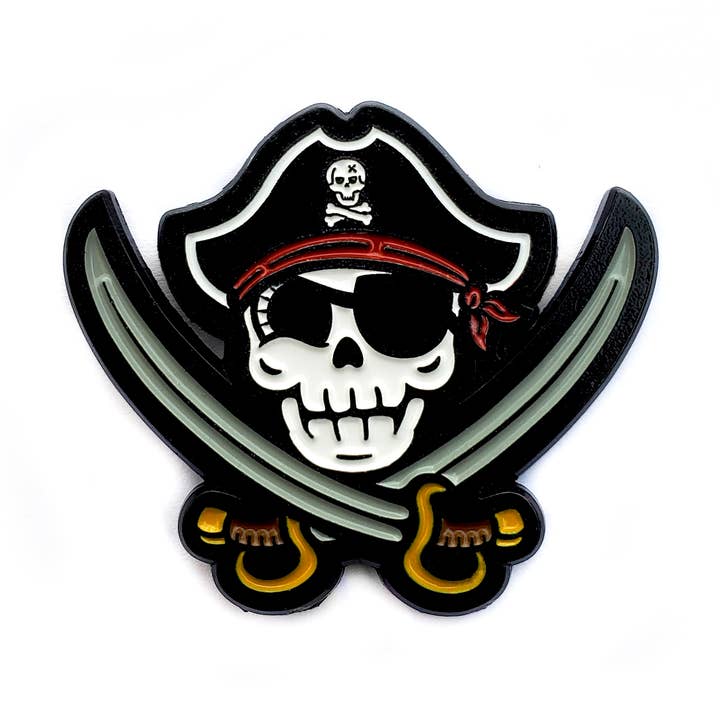 Spilla smaltata teschio pirata per la vendita all'ingrosso da parte di Kolorspun Pins