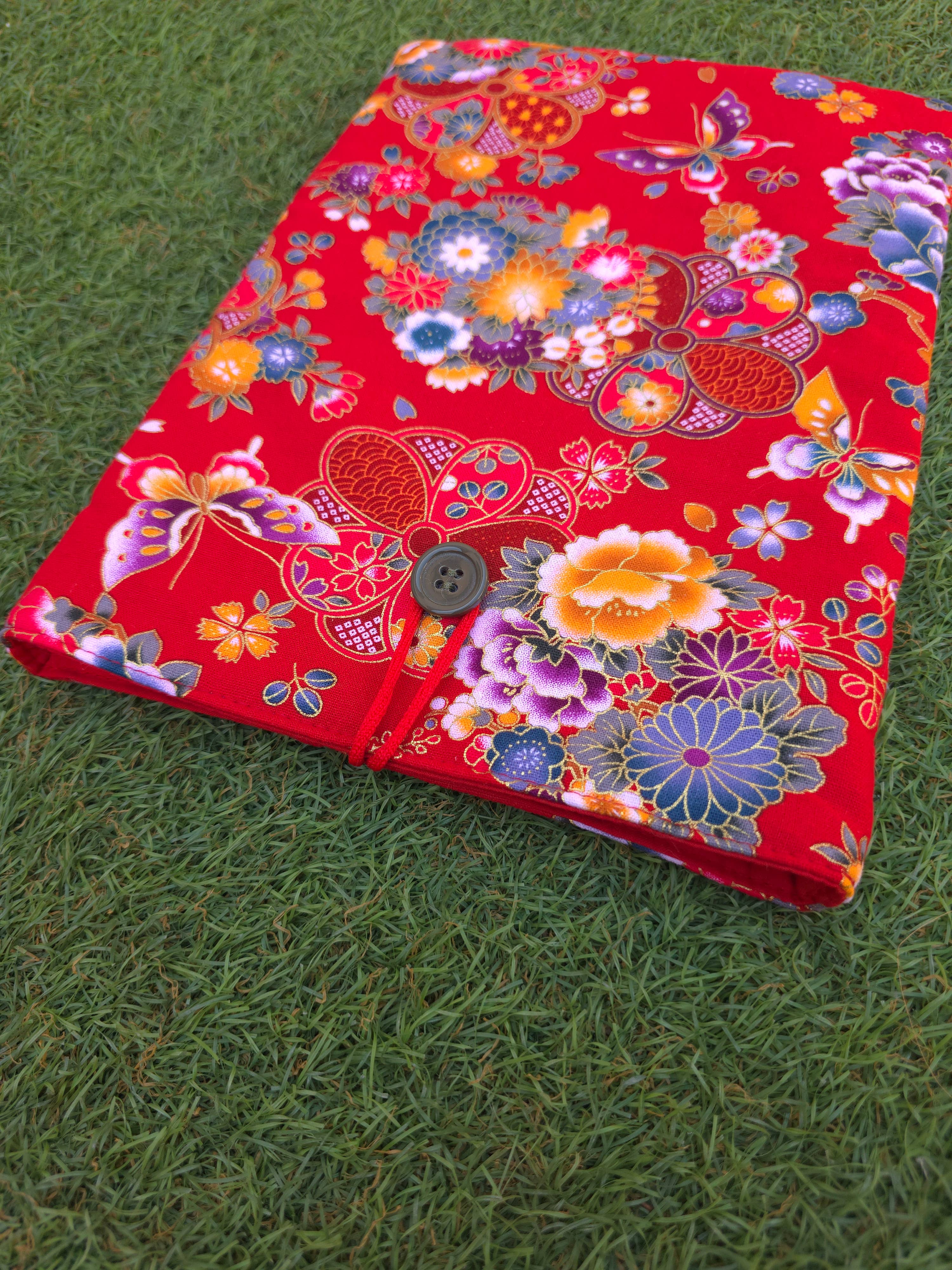 laubelgo – Engroshandel Bogomslag – Polstret bogomslag med orientalske motiver på rød baggrund5