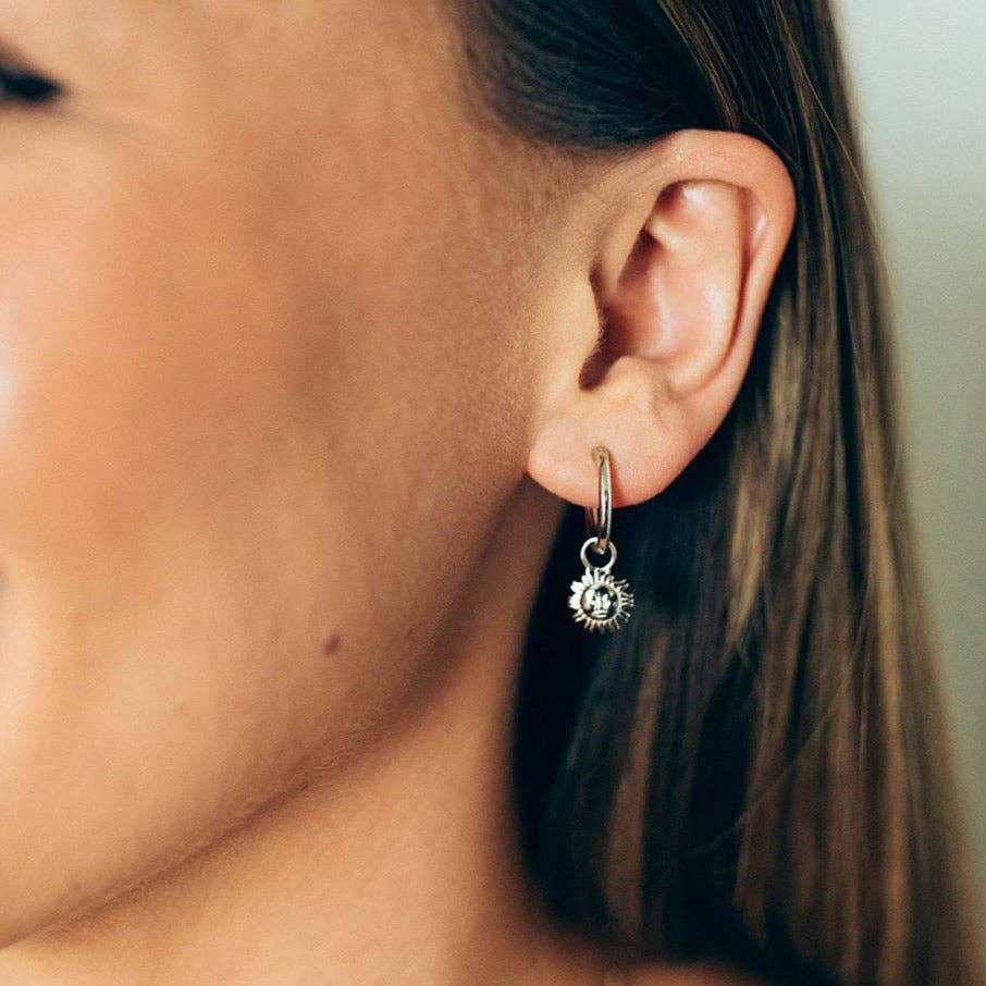 The Salty Gem – Großhandel Huggie-Ohrring – Tess & Sarah Hoops2