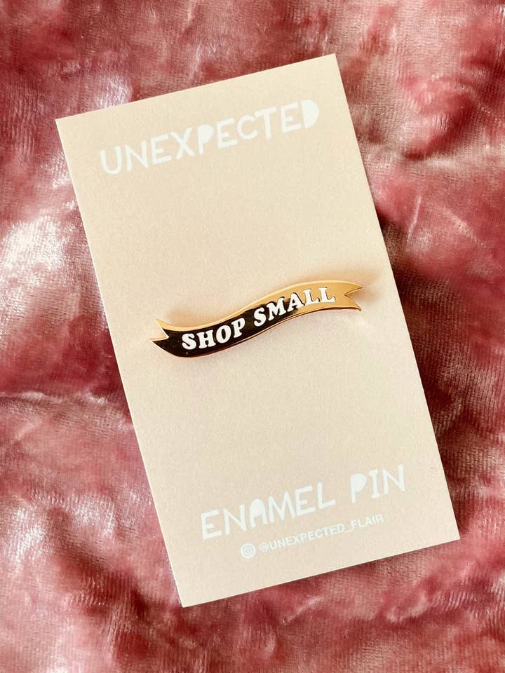 Épingle en émail de petite bannière de boutique d'or pour la vente par Unexpected Flair