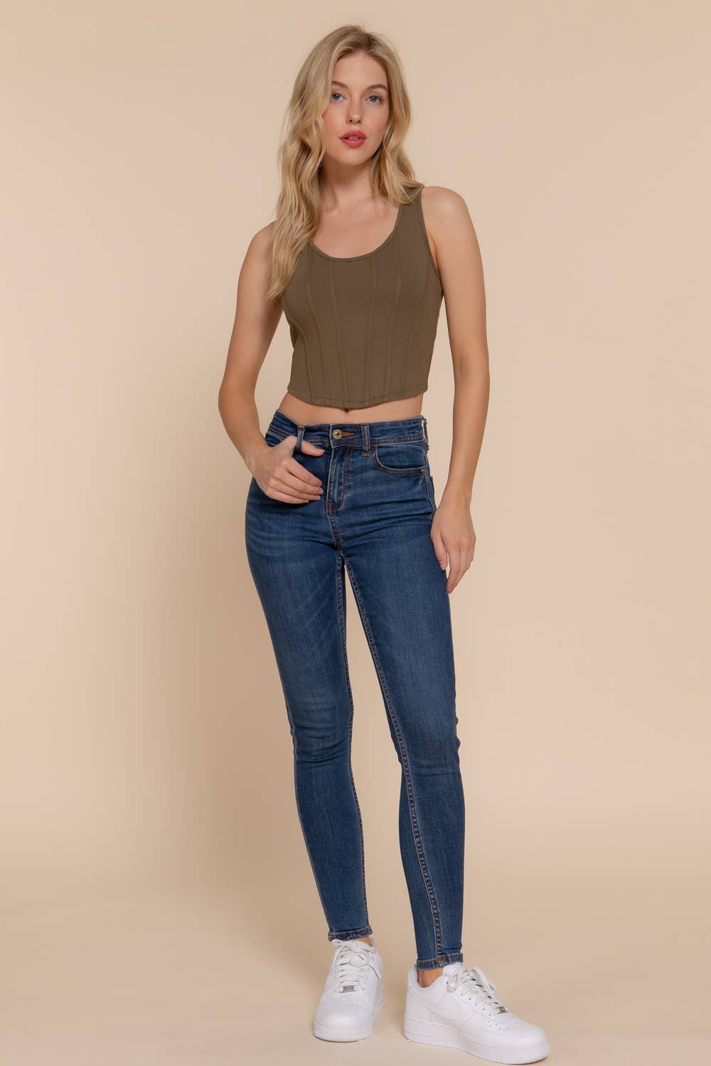 Active Basic | Active USA - Venta al por mayor Jersey corto de punto - Mujer - Top de punto sin mangas con dobladillo curvo y detalle de forro  16