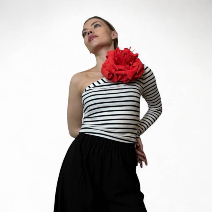 London Atelier Byproduct - Vendita all'ingrosso Camicetta - Donna - Top a righe con una manica e spilla a forma di fiore rosso5