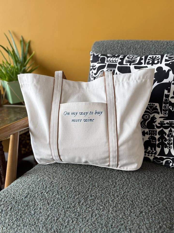 På vej for at købe mere vin - Heatherfall Tote Bag for engroshandel hos Sovende Bjorn