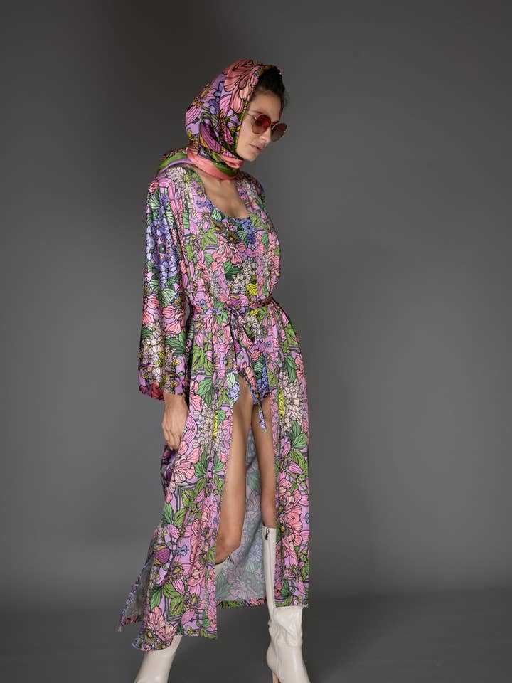 Kimono en satin floral violet et aqua pour la vente par Nuvula
