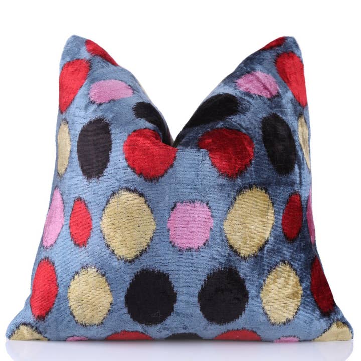 Handgemaakte 16x16 Fluwelen Kussen – Veelkleurige Stippen op Blauw voor wholesale door Canvello