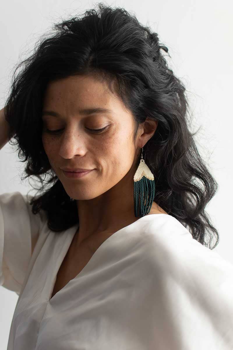 Fair + Simple – wholesale Hängande örhängen – Pärlade fransörhängen i Adorno2