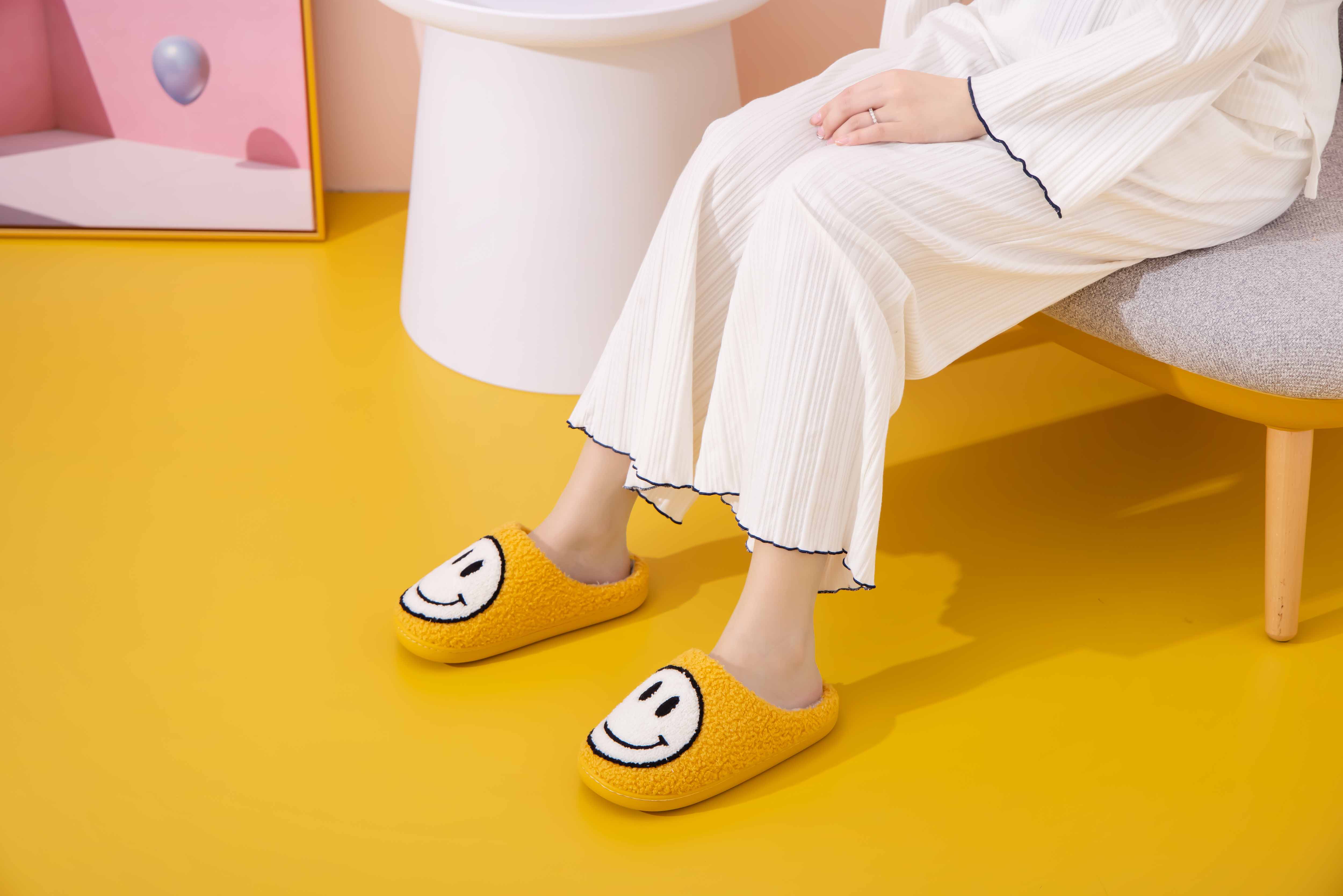 Shop Lev - Vente Chaussons – femme - Chaussons confort à semelle légère en fausse fourrure douce avec visage souriant pour adulte42