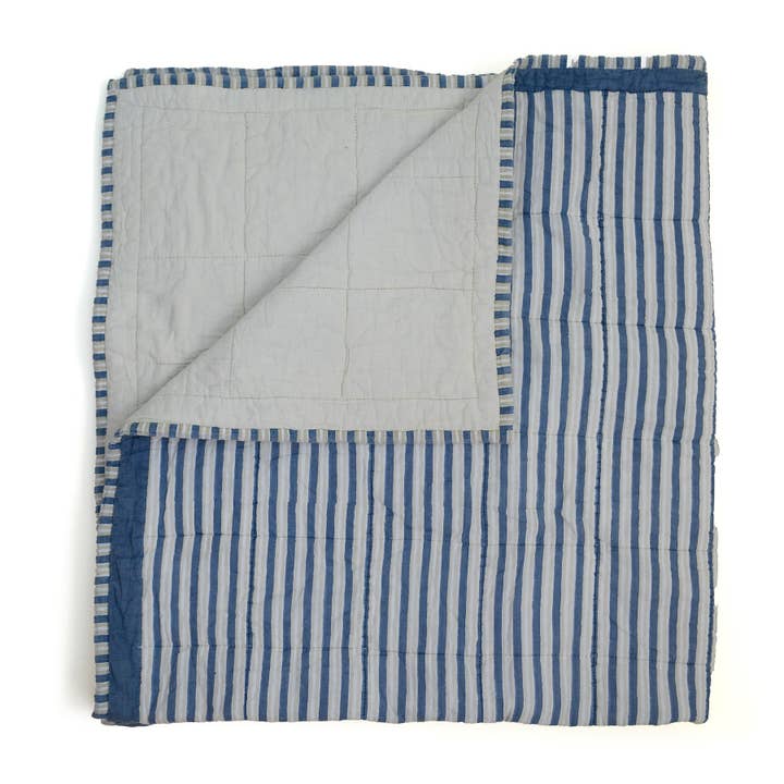Couverture pour bébé à rayures bleues et flocons d'avoine pour la vente par Piggy & Kin