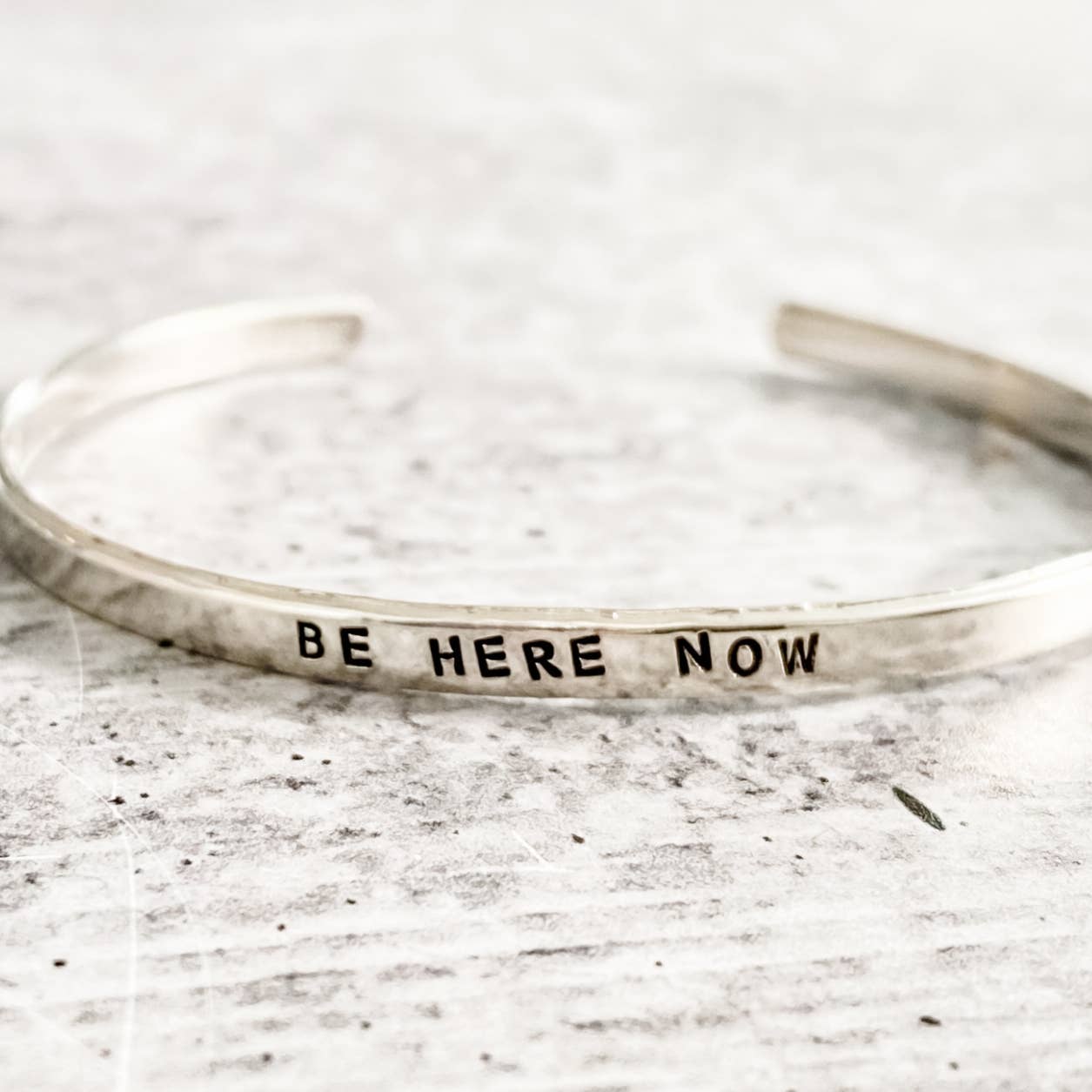 Salt and Sparkle - Vendita all'ingrosso Bracciale a polsino - BE HERE NOW Skinny Bracciale polsino regolabile0