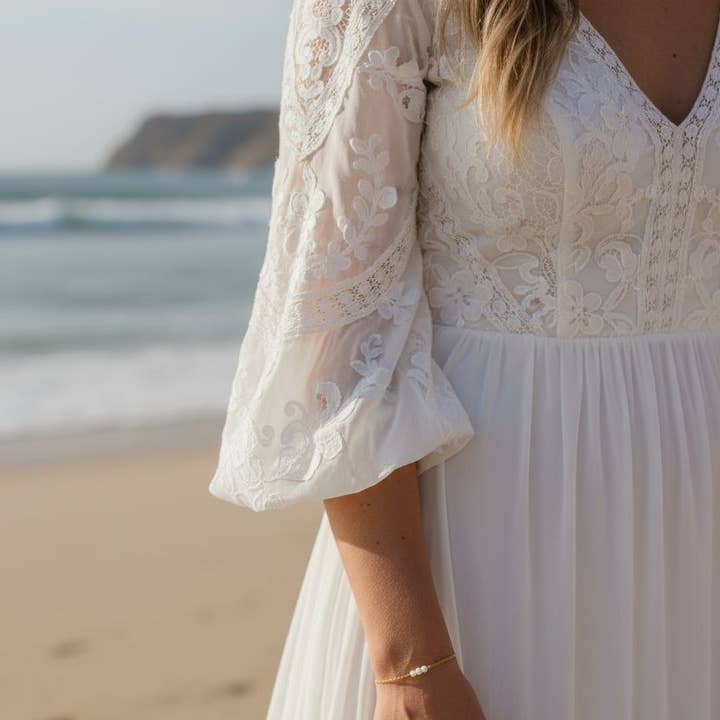 Gold bracelet with small natural white mother-of-pearl beads. for wholesale by L'atelier du 6