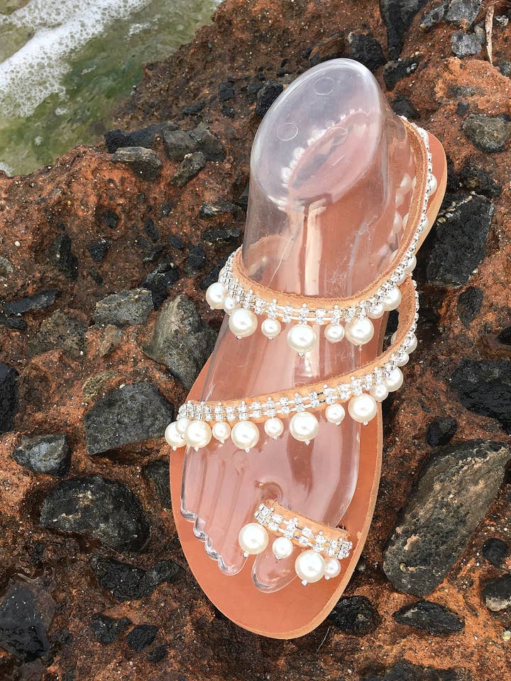 Sandales en cuir ornées de bijoux - "Perle" pour la vente par SIBYLLADELPHICA