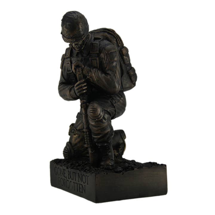 Zeckos – Estatueta decorativa por atacado – Saudação Silenciosa Soldado Militar de Ajoelhar com Estatua1
