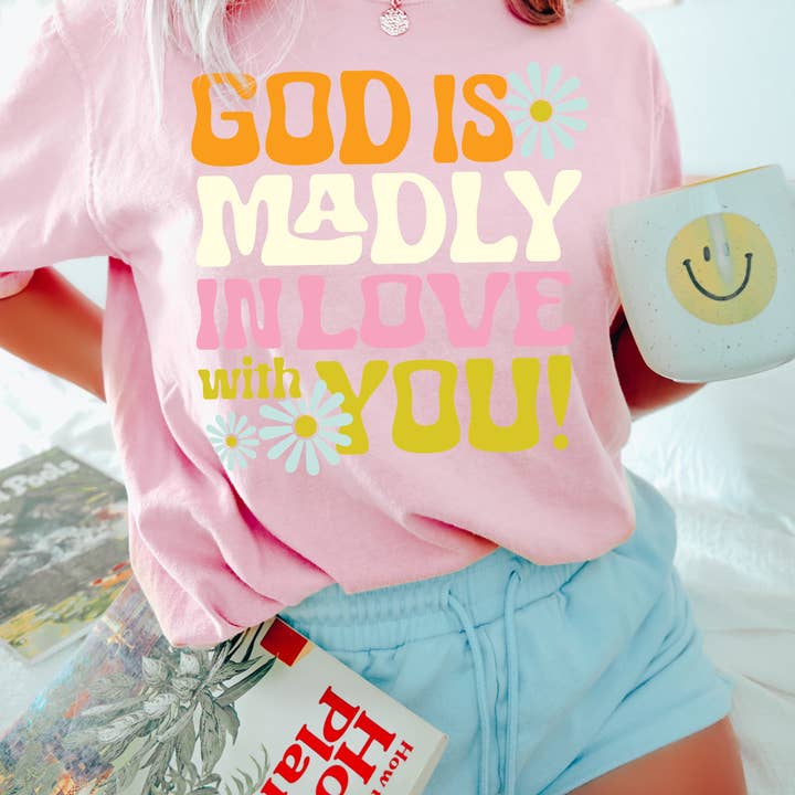 God is waanzinnig verliefd op jou T-shirt met print voor wholesale door Shoppe SHC