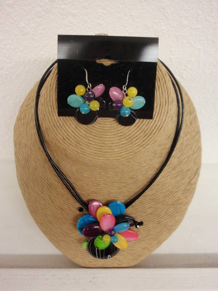 CABO DE CERA PRETA DE 2 FIOS COM PESCOÇO DE FLOR DE CONCHA BRILHANTE por atacado de International Duru's