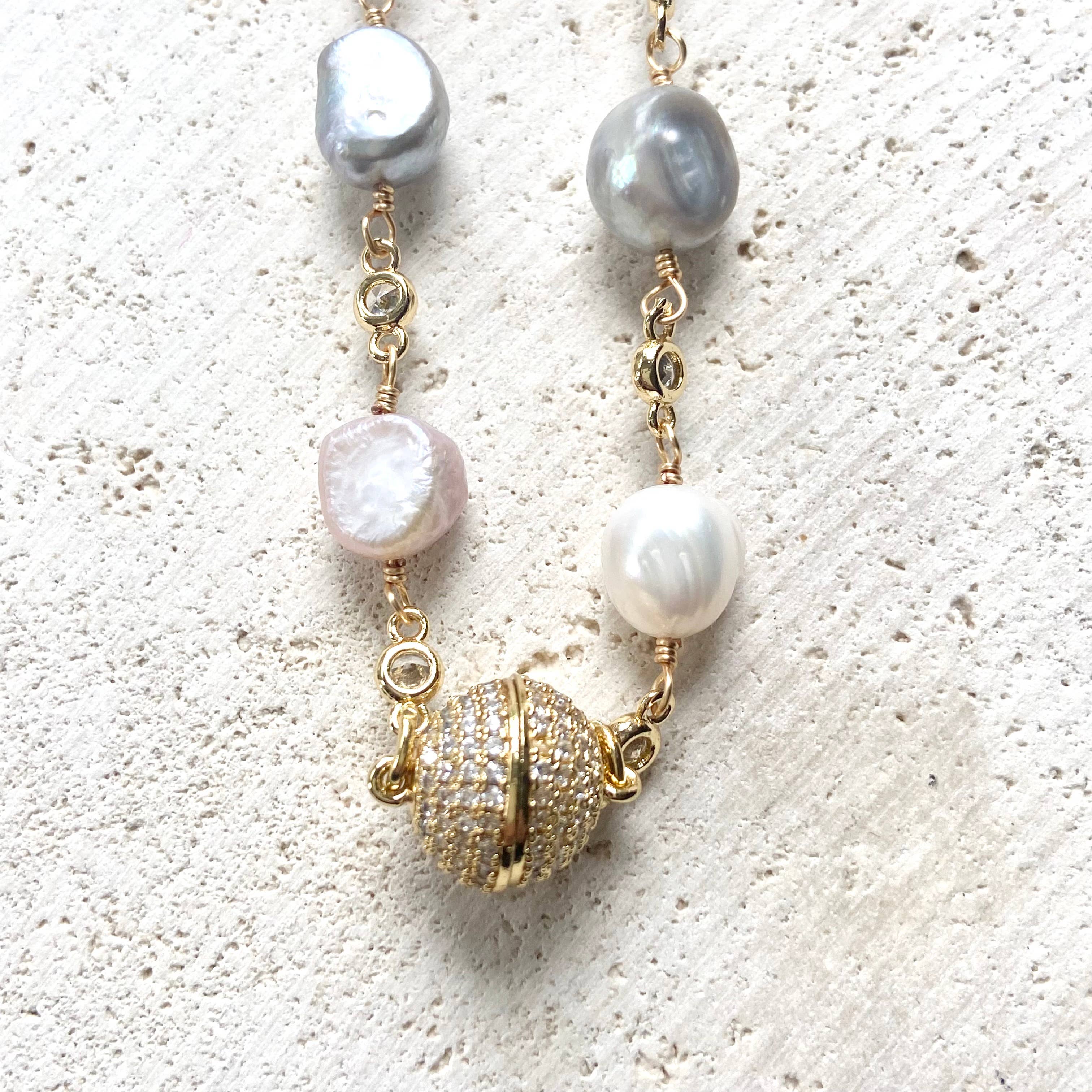 VB&CO Designs Handmade Jewelry – wholesale Pärlband/Pärlhalsband – Pastellpärlhalsband guld pavé magnetlås rodnande bris0