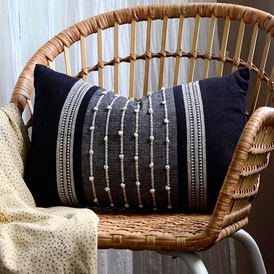 Coussin rectangulaire texturé noir tissé à la main, 12 x 18 cm, ébène pour la vente par Ichcha