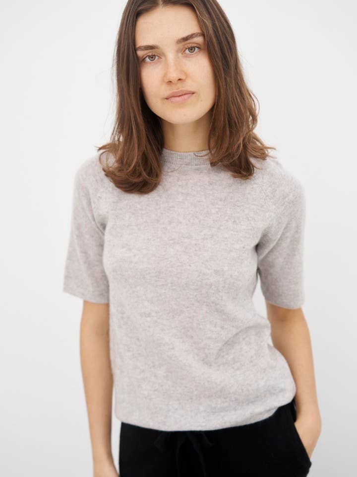 T-shirt LEE in cashmere lavorata a mano per la vendita all'ingrosso da parte di CARE BY ME