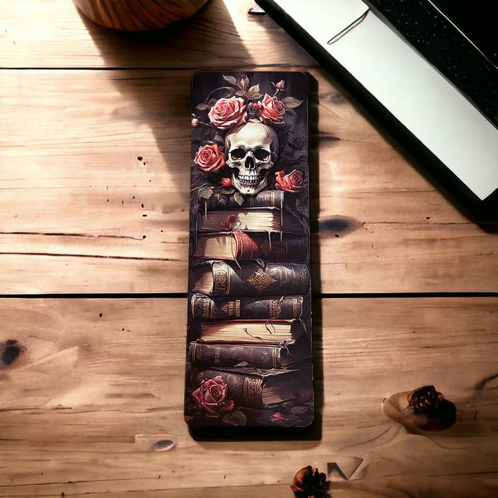 Hübsches illustriertes gedrucktes Lesezeichen, Seitenschoner, Geschenk für Buchliebhaber, Totenkopf auf Büchern für den Großhandel von simply creative