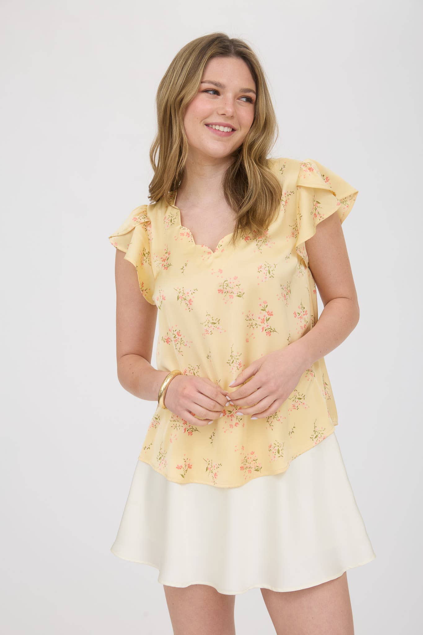 Blu Pepper - Vendita all'ingrosso Camicetta - Donna - Blusa in raso con scollo a V e stampa floreale con bordi smerlati19