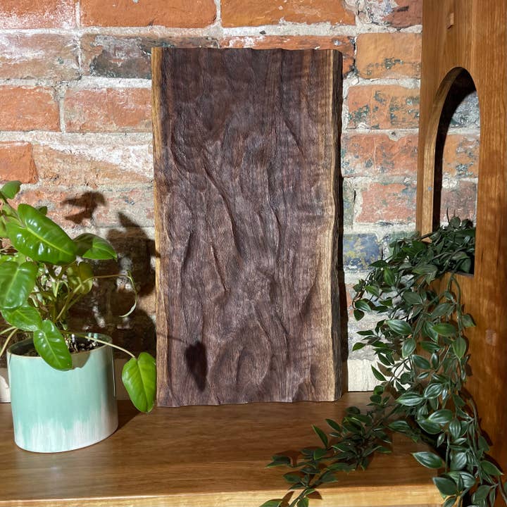 Décoration murale en noyer ondulé pour la vente par Forged woodworks