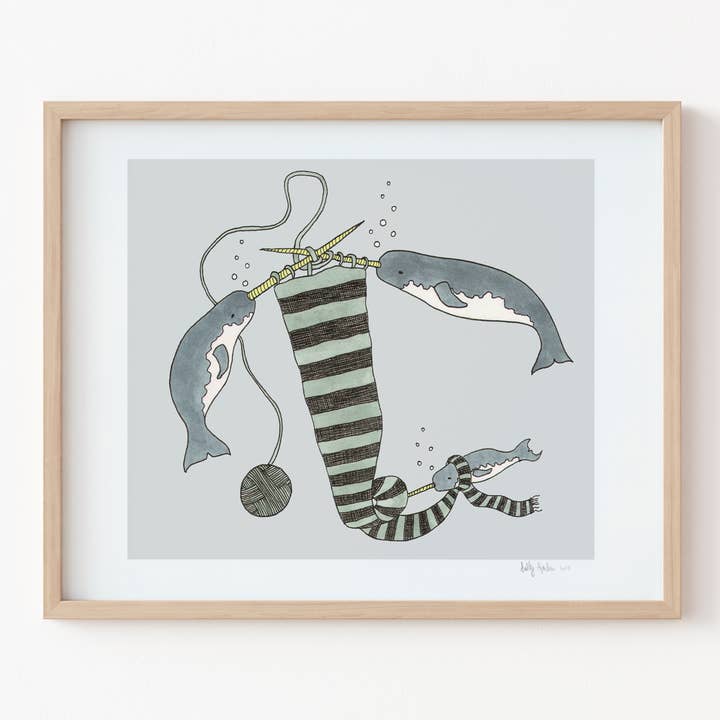 Stampa «Knitting Narvals», senza cornice per la vendita all'ingrosso da parte di Sadly Harmless Illustration