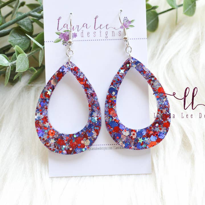 Boucles d'oreilles en résine à paillettes en forme de larme USA pour la vente par Laura Lee Designs