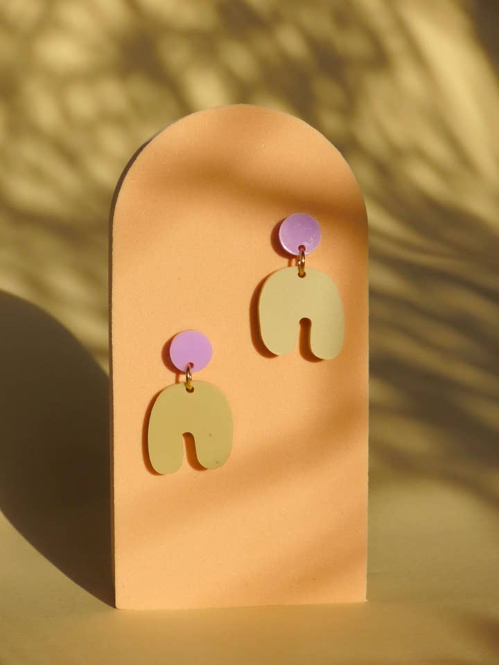 Kleine zachte boogoorbellen in lila beige voor wholesale door Niemalsmehrohne