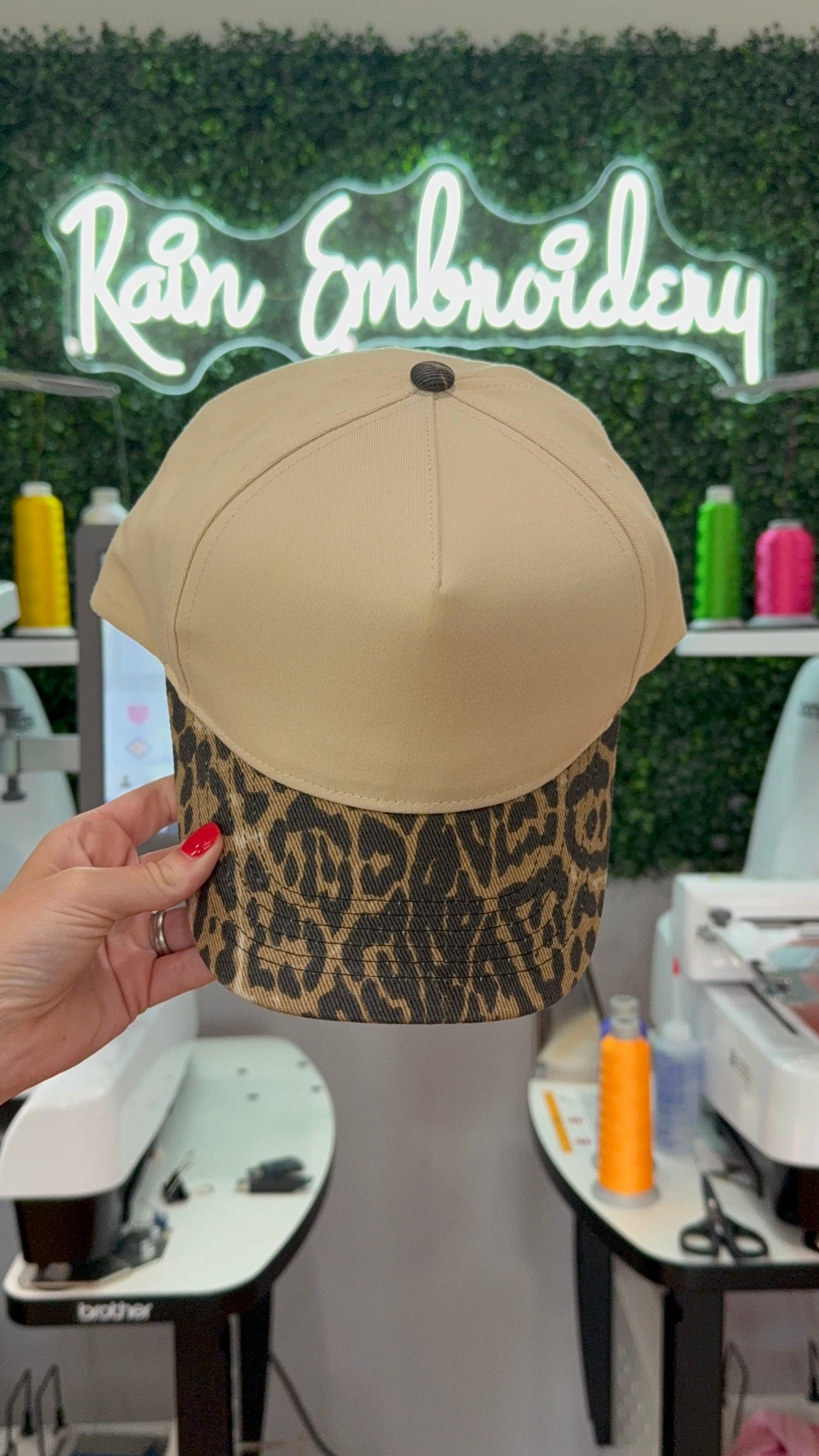 Rain Embroidery - Vente Casquette de camionneur – femme - Casquette de camionneur Leopard Bill (ton plus foncé)1