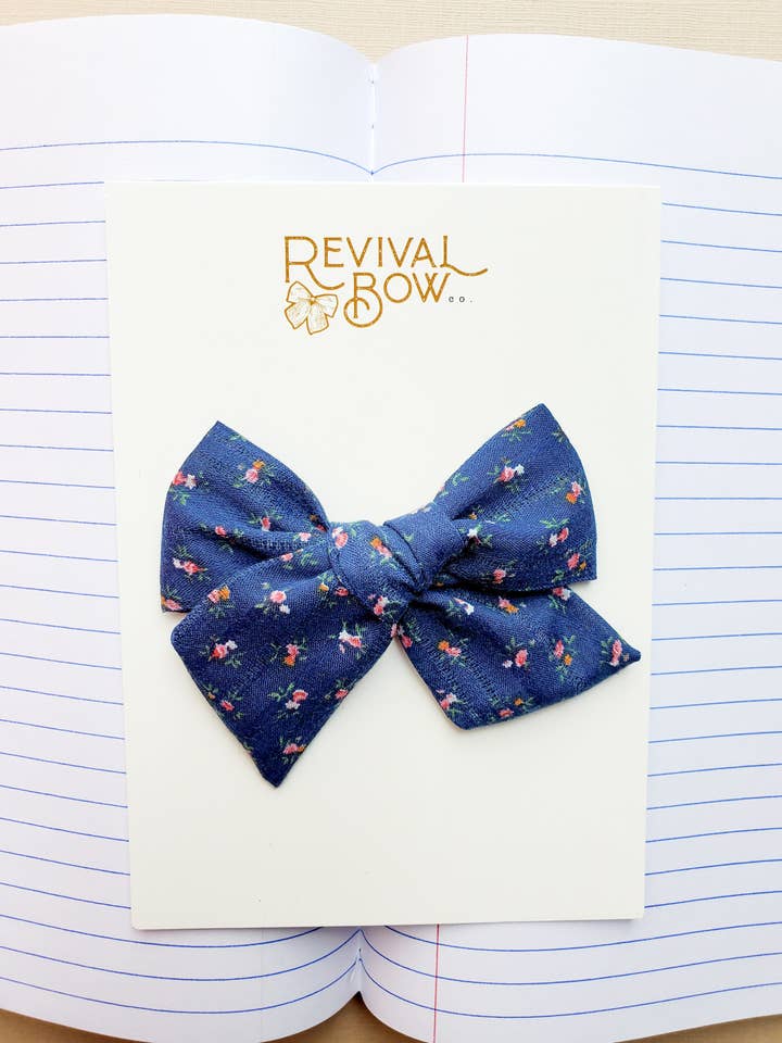 Stor stofbue • Navy Floral for engroshandel hos Revival Bow Co.