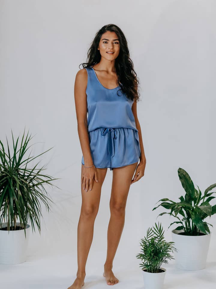 Ensemble de vêtements de nuit en soie - Bleu angélite pour la vente par Ecoforia