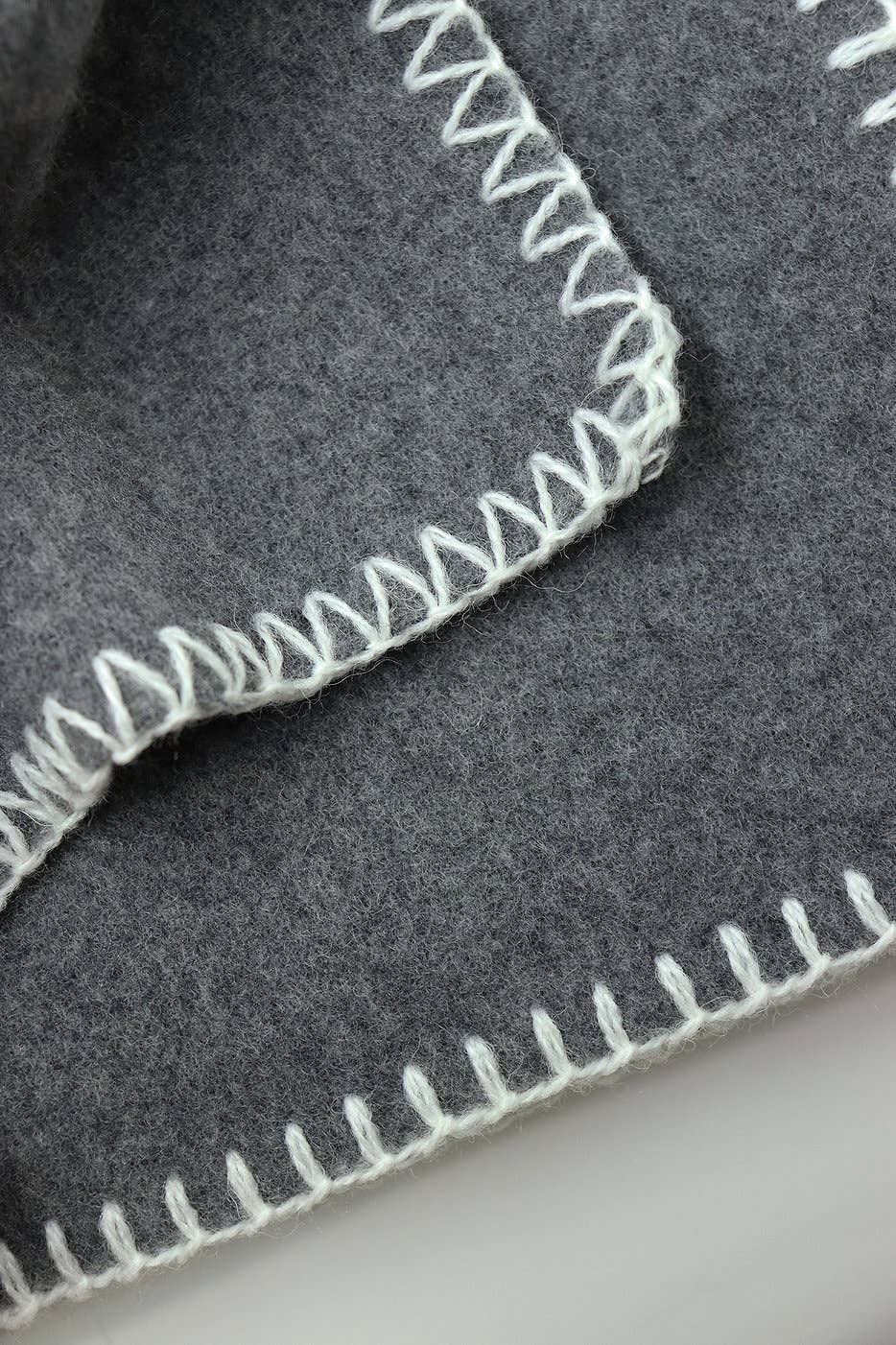 Giardino Segreto - Wholesale Throw Blanket - Pure Wool Blanket PUNTO CAVALLO | Anthracite - Cream3