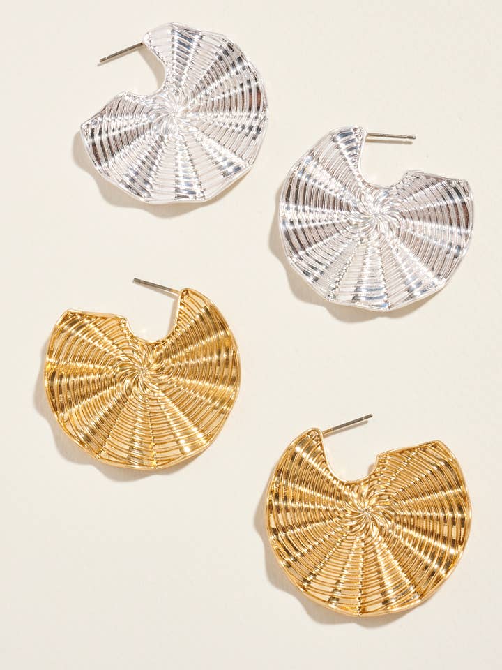 Viantage Texturerade Metallörhängen i Titan för wholesale av Designature New York