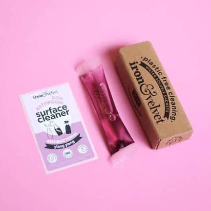 Iron & Velvet Køkken Antibac Overfladerens Refill — Jordbær & Lilje for engroshandel hos Composty