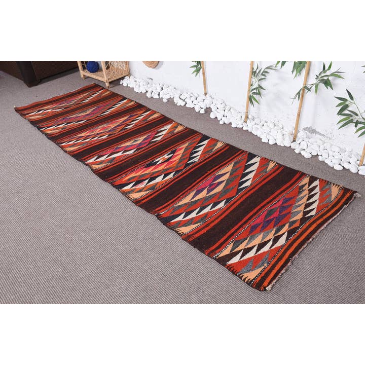 Tapis rectangulaire en laine ethnique : tradition tissée à la main pour la vente par The Loom Wholesale