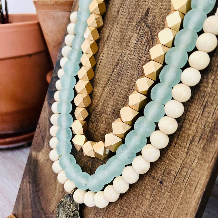 Colliers superposés en verre de mer et bois Golden Beach Goddess pour la vente par Twist Style