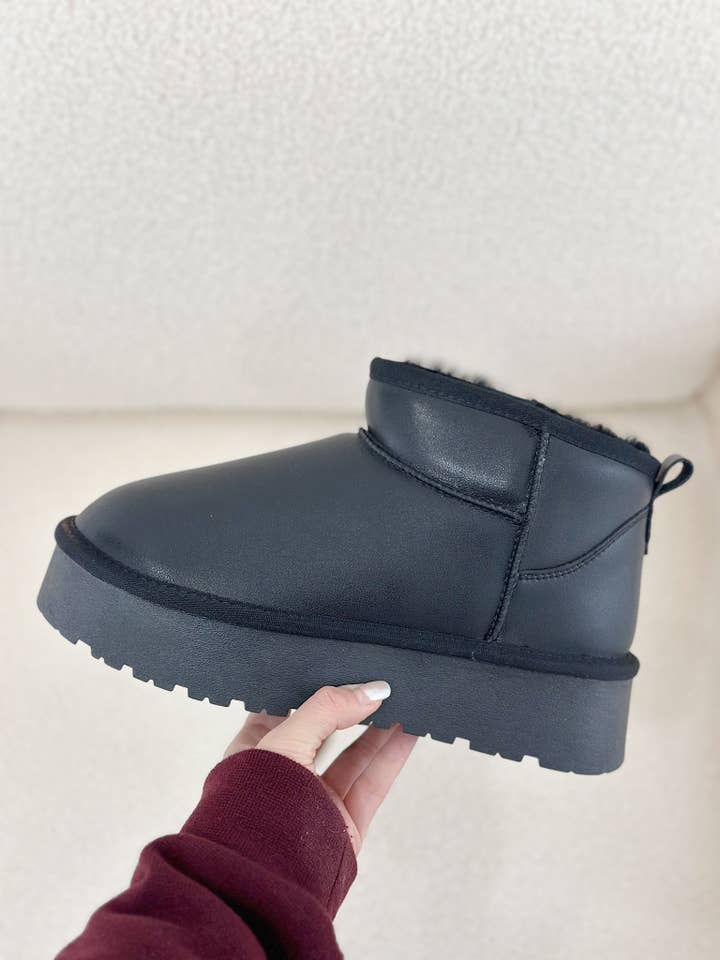 Fur-lined boots. W5828-1 for wholesale by Stephan Paris