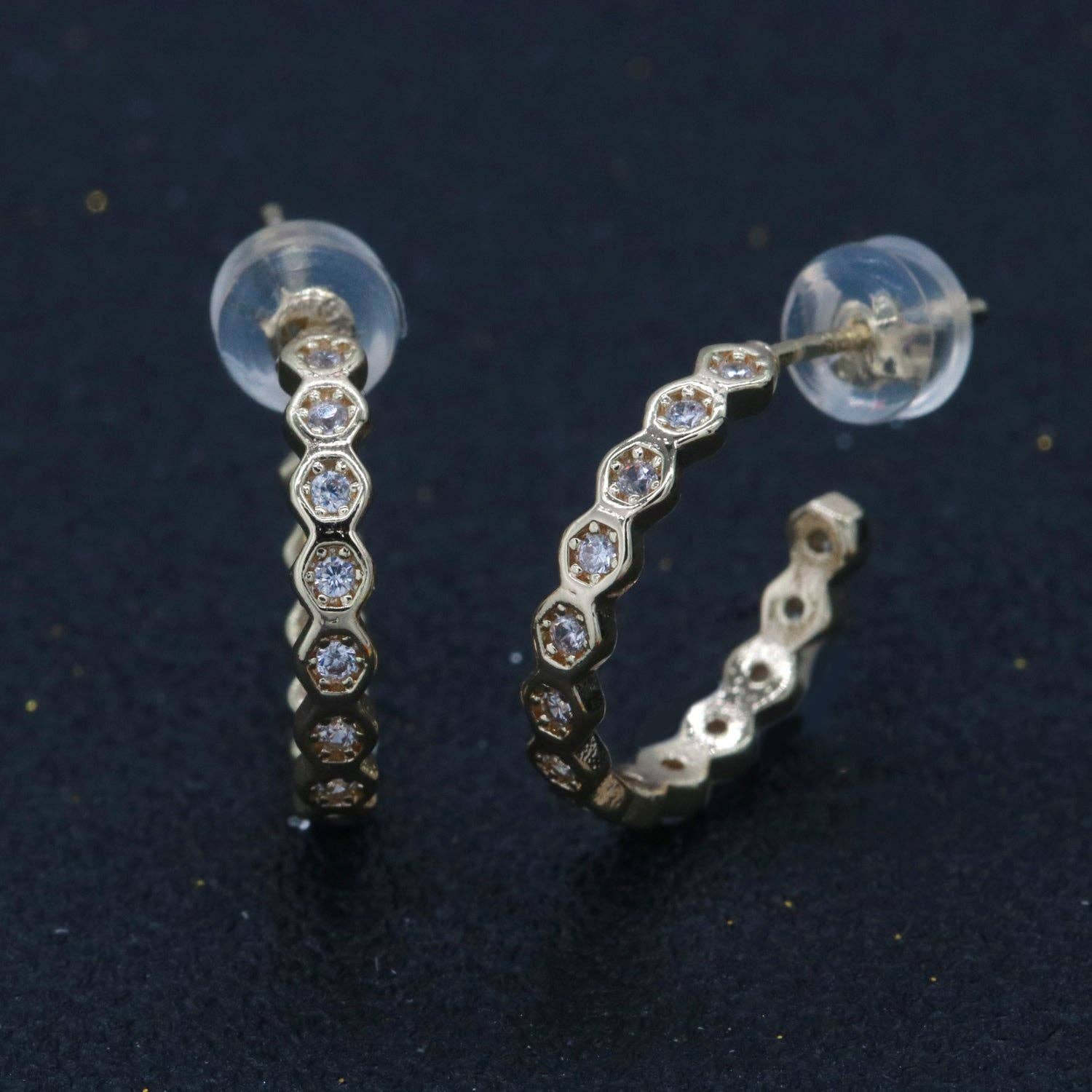 Aim Eternal - Vente Créoles - Ensemble de boucles d'oreilles créoles en or de 15 mm avec lunette géométrique en zircone cubique P1811