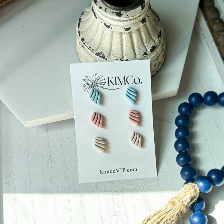 Örhängen i polymerlera - Strand - Snäckformade stiftörhängen (set om 3) för wholesale av KIMCo.