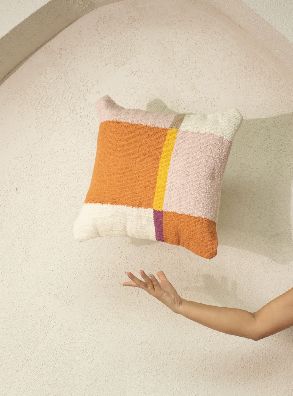 Casa Amarosa – Großhandel Zierkissen – Kissen mit geometrischem Akzent, Weiß/Braun, 45,7 x 45,7 cm  1